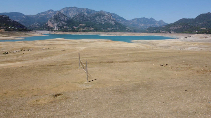 Baraj suyu metrelerce çekildi, çorak topraklara voleybol direği dikildi - Resim: 3