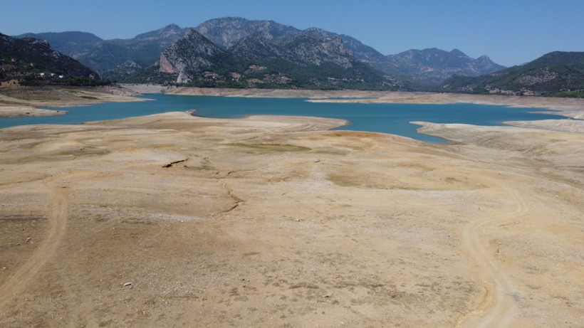 Baraj suyu metrelerce çekildi, çorak topraklara voleybol direği dikildi - Resim: 7