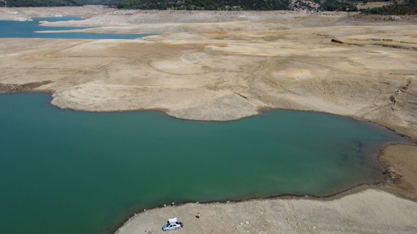 Baraj suyu metrelerce çekildi, çorak topraklara voleybol direği dikildi - Resim: 9