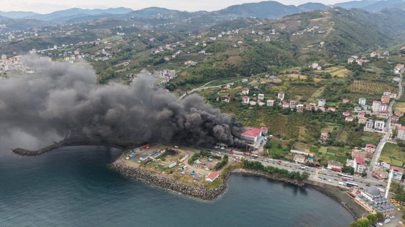 Dumanlar gökyüzünü kapladı, trafik tek şeride düşürüldü - Resim: 1