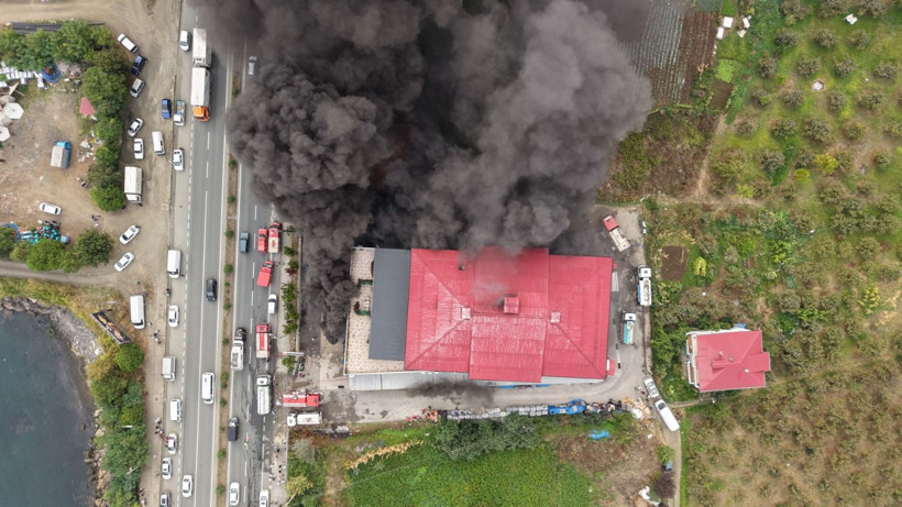 Dumanlar gökyüzünü kapladı, trafik tek şeride düşürüldü - Resim: 3