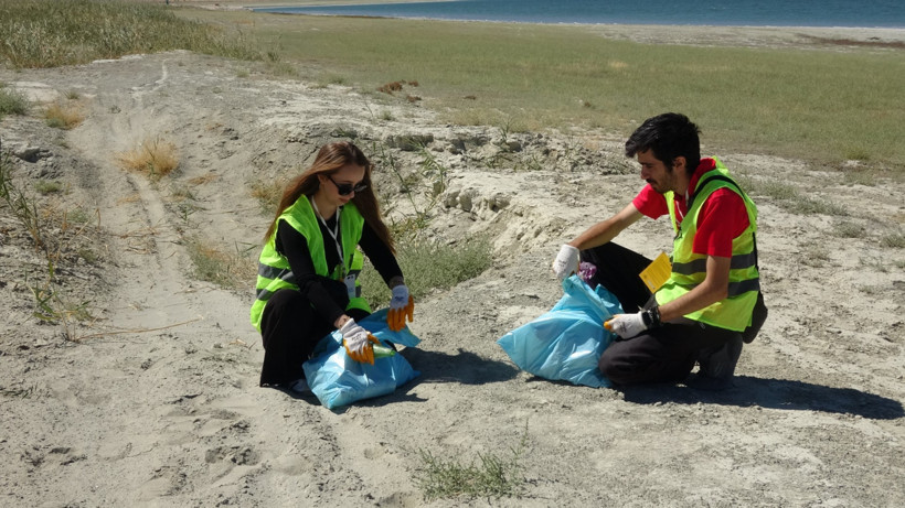 Kuruyan göl sahilinden 30 torba çöp çıktı - Resim : 2