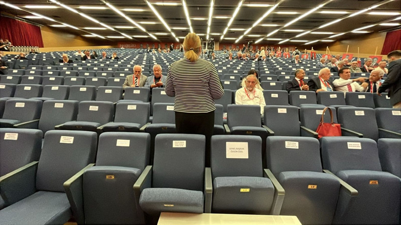 Kurultay salonundan dikkat çeken kareler - Resim: 10
