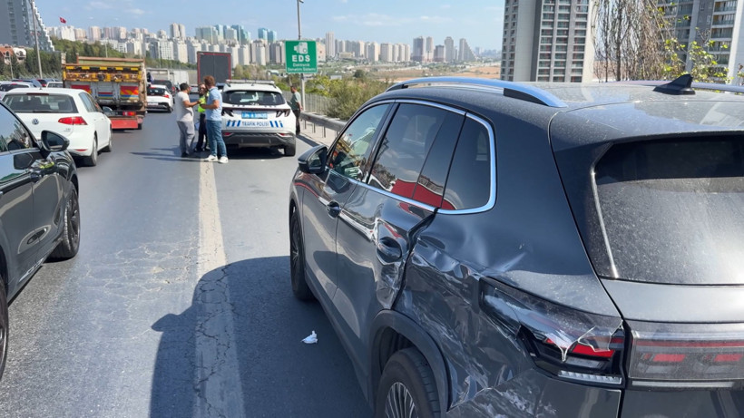 TEM'de feci kaza: Savrulan minibüs, tekerlekli sandalyedeki adama çarptı - Resim : 1