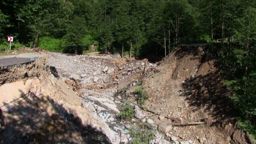 Sel gitti çöpü kaldı: Rengi değişen baraj gölü odunlarla doldu - Resim : 3