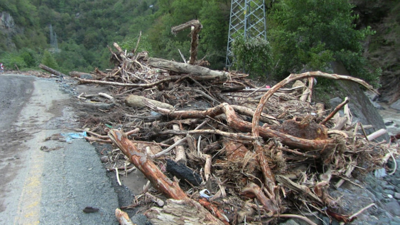 Sel gitti çöpü kaldı: Rengi değişen baraj gölü odunlarla doldu - Resim : 5