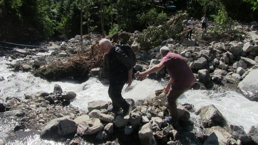 Sel gitti çöpü kaldı: Rengi değişen baraj gölü odunlarla doldu - Resim : 8