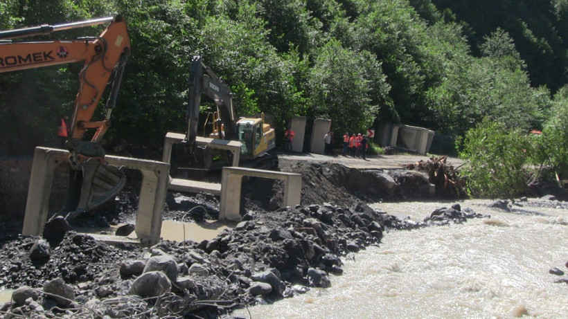 Sel gitti çöpü kaldı: Rengi değişen baraj gölü odunlarla doldu - Resim : 6