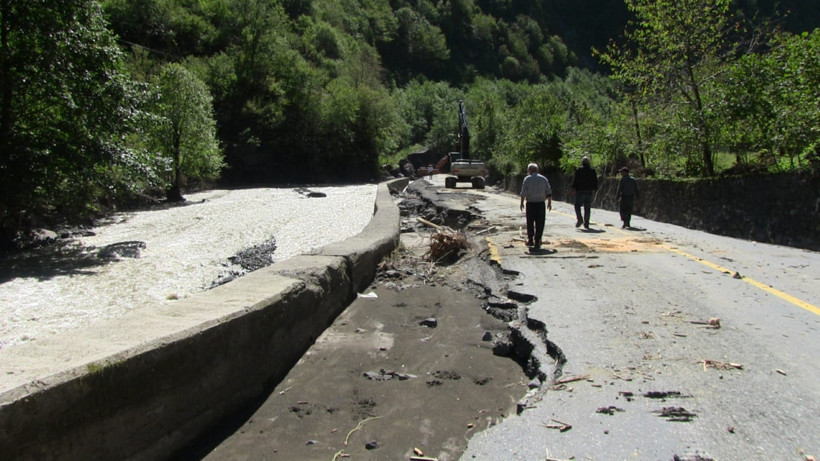 Sel gitti çöpü kaldı: Rengi değişen baraj gölü odunlarla doldu - Resim : 7
