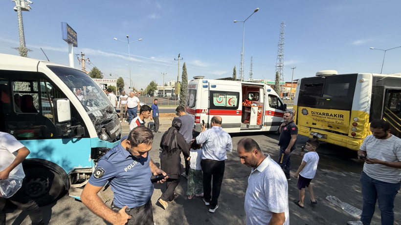 Diyarbakır’da freni patlayan otobüs durağa daldı: 25 yaralı - Resim : 1