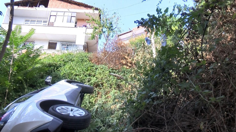 Sarıyer’de cip, evin bahçesine uçtu - Resim : 1