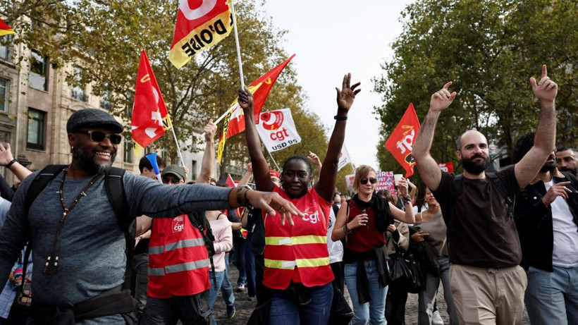 Kemer sıkma isyanı: Yüz binler sokaklara indi - Resim: 2