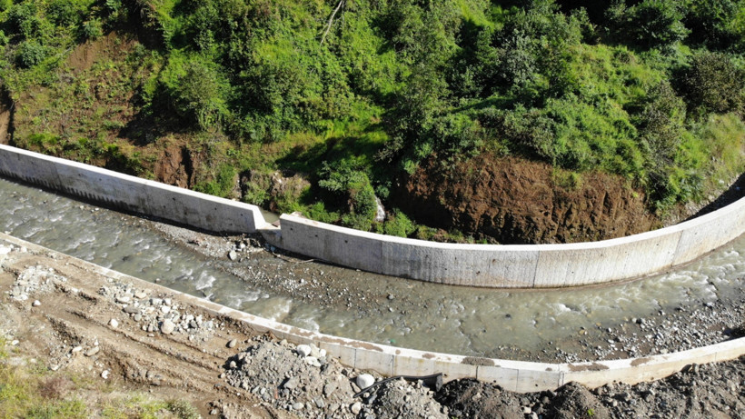Derenin karşısında kaldı: Rizeli üretici çayını toplayamıyor - Resim : 2