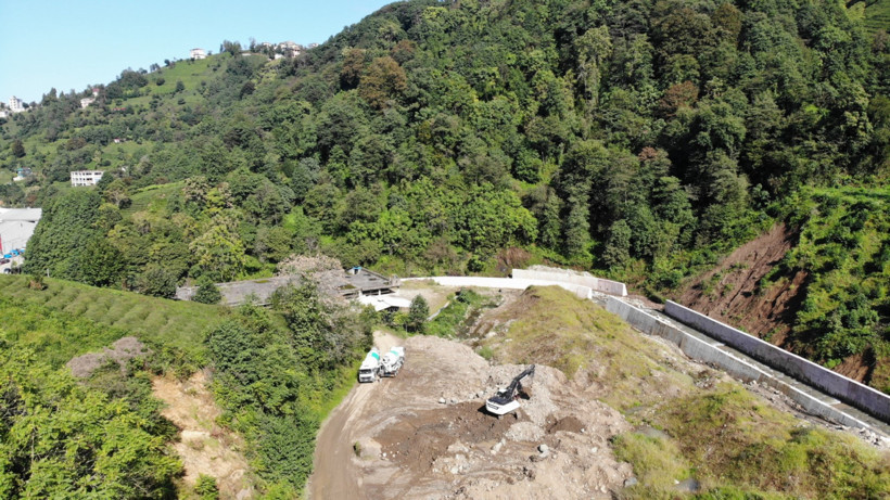 Derenin karşısında kaldı: Rizeli üretici çayını toplayamıyor - Resim : 1