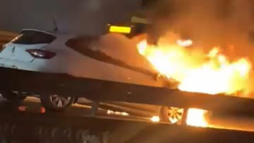 Küçükçekmece D-100'de otomobil yandı - Resim : 1