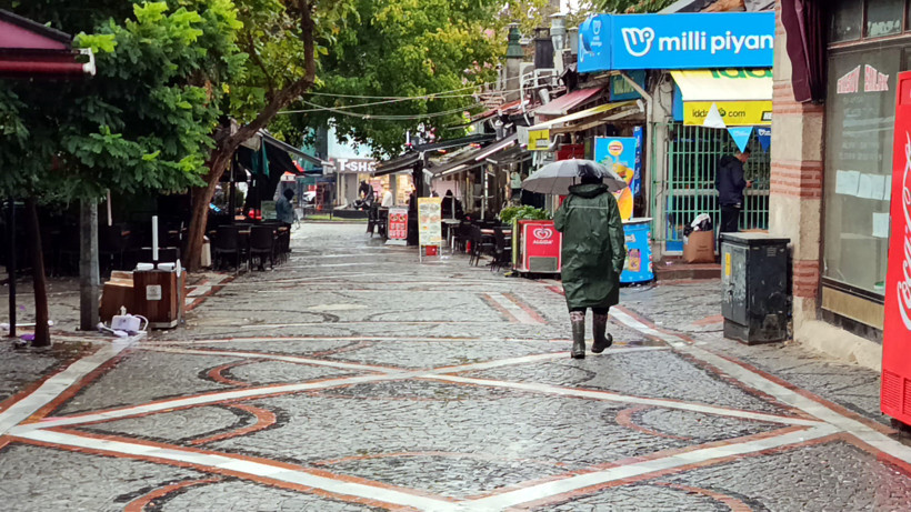 Edirne'de kuvvetli yağış sırasında ağaç yola devrildi - Resim : 1