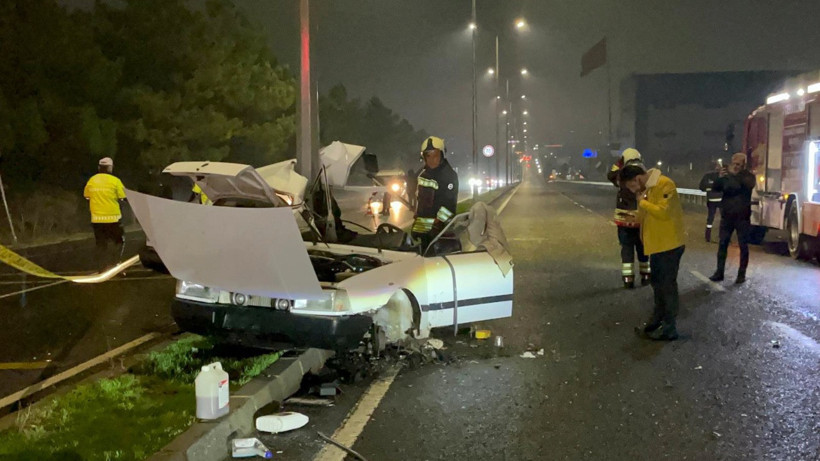 Feci kaza: Aydınlatma direğine çarpan otomobil ikiye ayrıldı - Resim : 1
