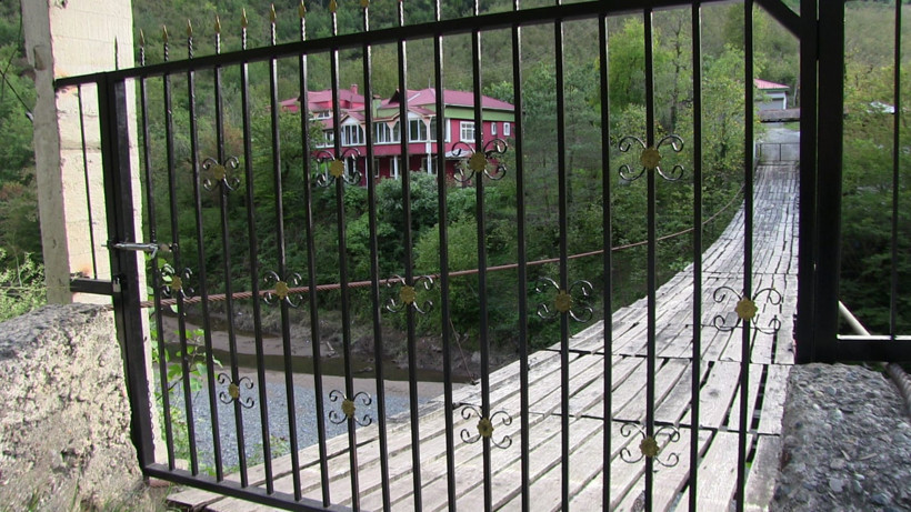 Asma köprüye demir kapı ve kilit: Gurbetçinin önlemi dikkat çekti - Resim : 3