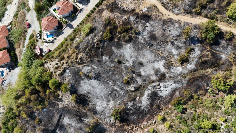 Alevler villalara dayandı - Resim: 2