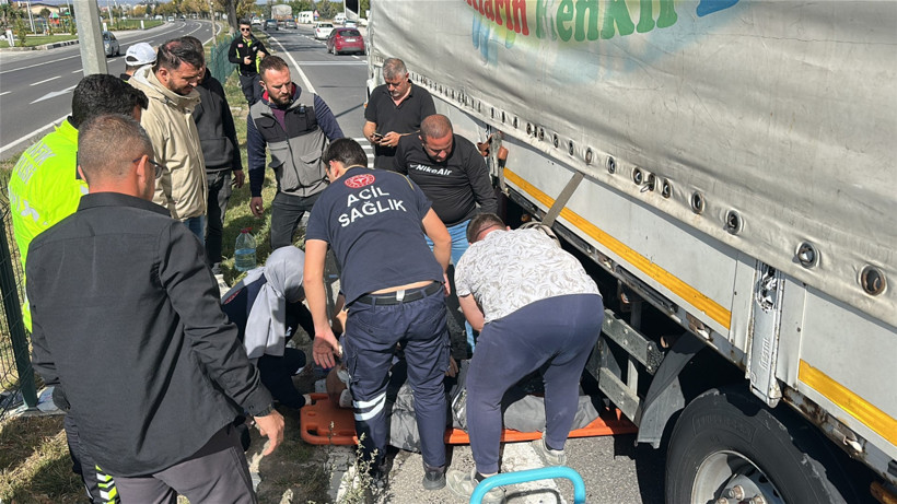 Yolun karşısına geçmek isterken TIR’ın altında kaldı - Resim : 1