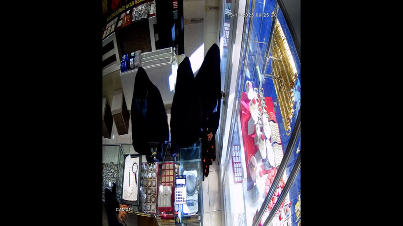 Çarşafla kamufle olup kuyumcuyu soydular - Resim : 1