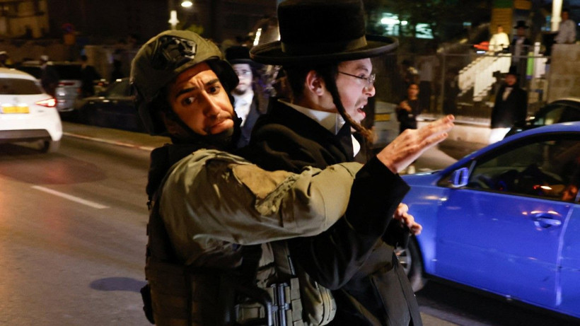 Askerlik karşıtı eylemde sokaklar karıştı - Resim: 11