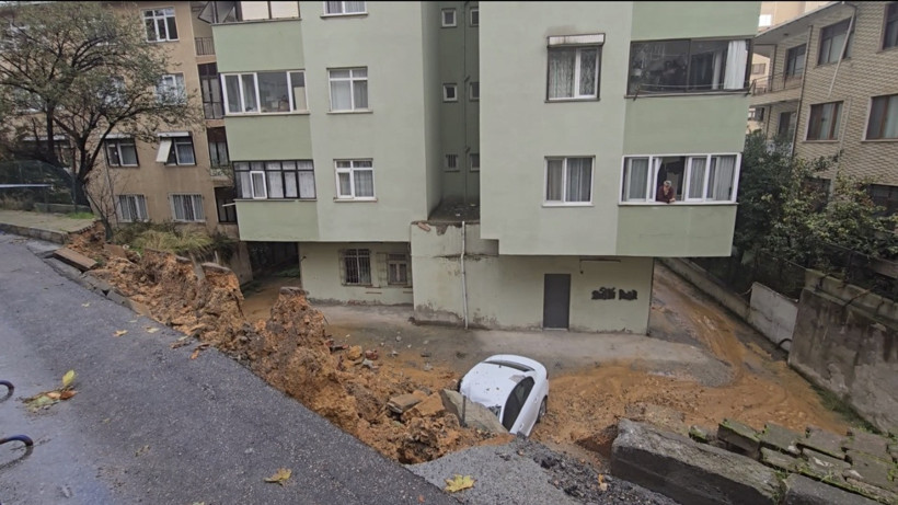 Maltepe’de istinat duvarı çöktü: Araçlar hurdaya döndü - Resim : 2