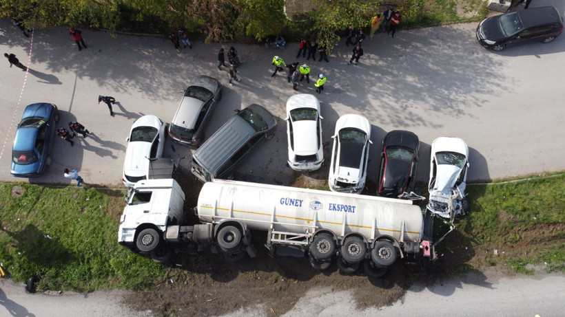 Tanker, park halindeki araçları biçti - Resim : 1