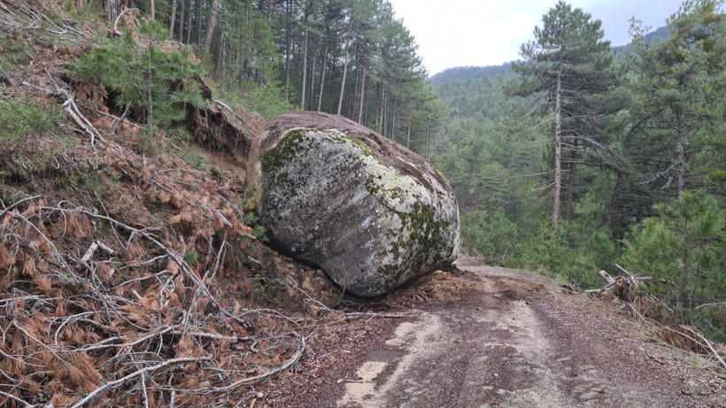 Yamaçtan kopan kaya yolu kapattı - Resim: 2