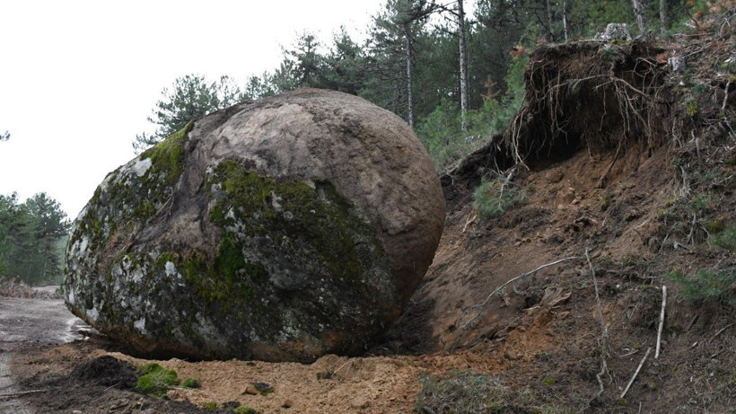Yamaçtan kopan kaya yolu kapattı - Resim: 4