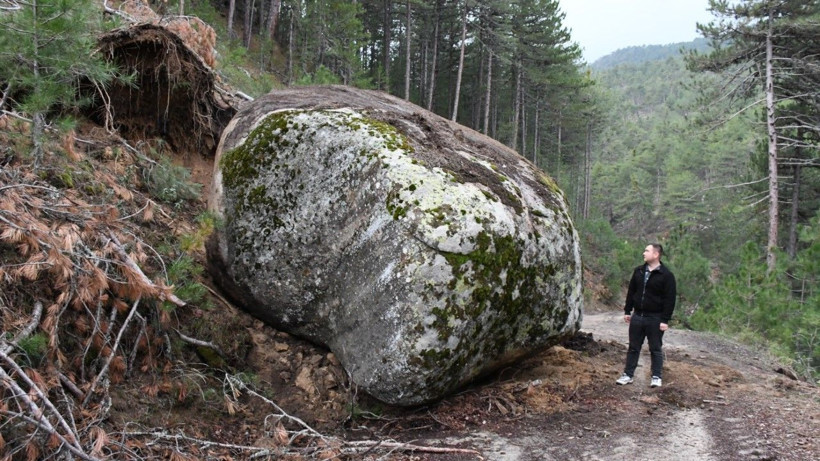 Yamaçtan kopan kaya yolu kapattı - Resim: 5