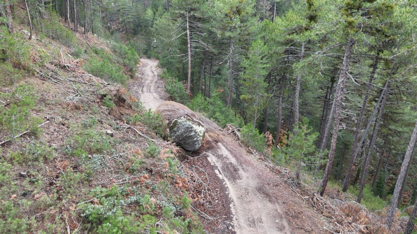 Yamaçtan kopan kaya yolu kapattı - Resim: 6