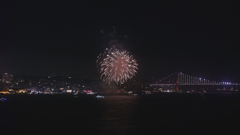 İstanbul Boğazı'nda havai fişeklerle 29 Ekim kutlaması - Resim: 1
