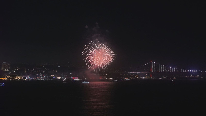 İstanbul Boğazı'nda havai fişeklerle 29 Ekim kutlaması - Resim: 2