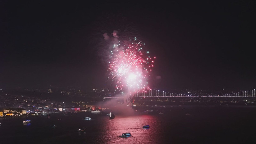 İstanbul Boğazı'nda havai fişeklerle 29 Ekim kutlaması - Resim: 3