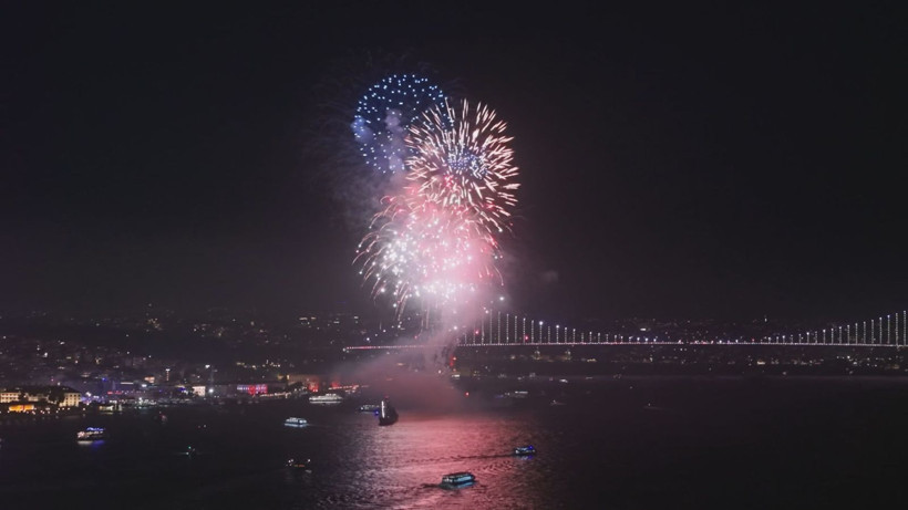 İstanbul Boğazı'nda havai fişeklerle 29 Ekim kutlaması - Resim: 4