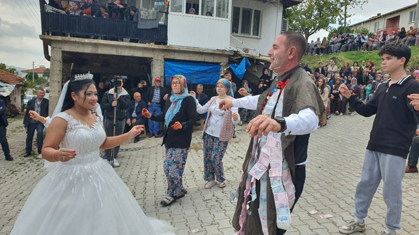 Endonezyalı gelin Manisa’da köy düğünüyle evlendi - Resim : 1