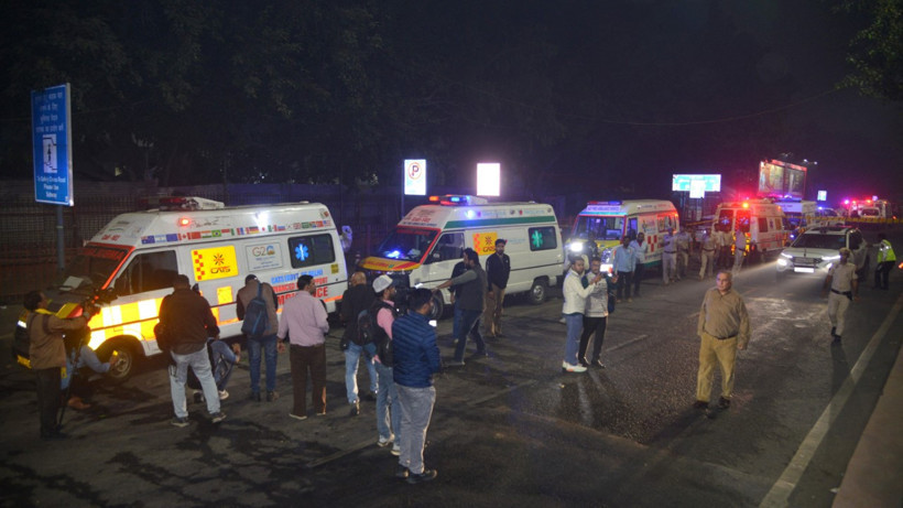 Araç patladı, en az 8 kişi öldü - Resim : 1