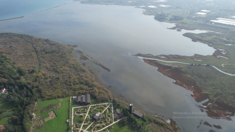 Türkiye’nin tek tapulu gölünde kuş şöleni: Flamingolar sahneye çıktı - Resim : 2
