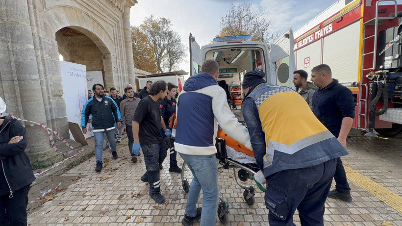 Tarihi caminin restorasyonunda kaza: İşçi metrelerce yüksekten düştü - Resim : 1