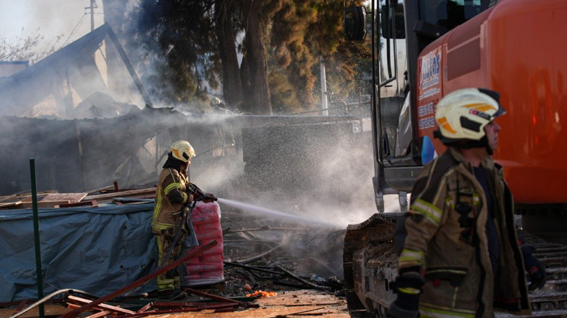 İzmir’de şantiye yangını - Resim: 2