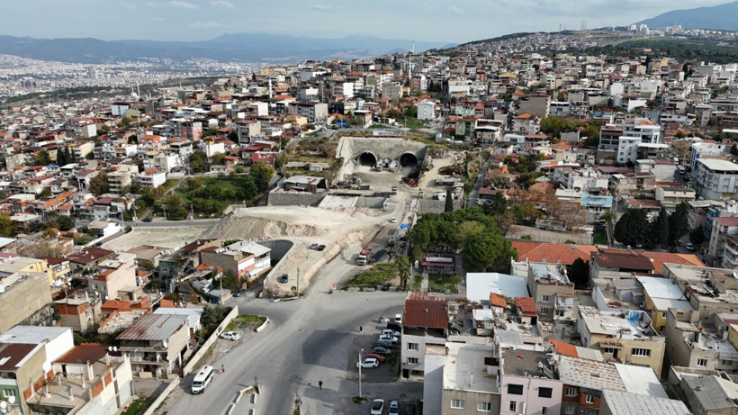 İzmir’de tünel kazısı paniği: Evlerde çatlaklar oluştu, mahalleli çözüm bekliyor - Resim : 1