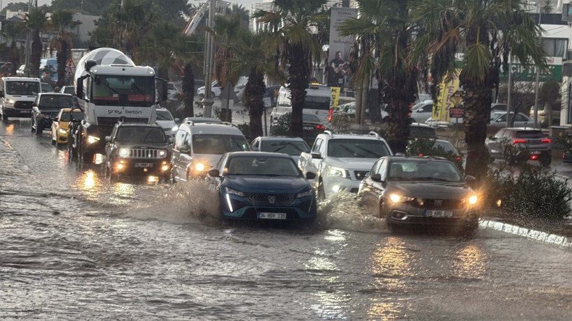 Bodrum'da yollar göle döndü - Resim : 2