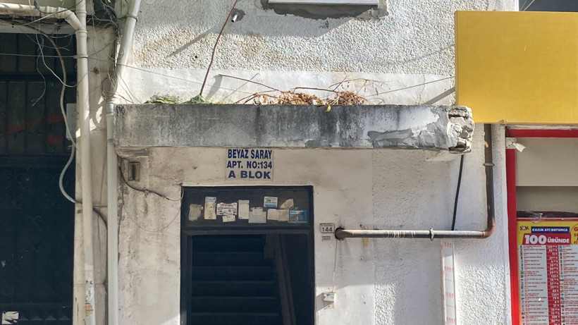 Bir gecede evsiz kaldılar: Çatlaklar ortaya çıktı, bina mühürlendi - Resim : 1