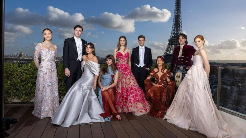 Yılın en ışıltılı gecesi: Sosyetenin genç güzelleri sahneye çıkıyor - Resim: 1