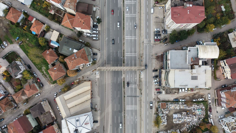 "Evim görünüyor" dedi, üst geçidi yıktırdı - Resim: 1
