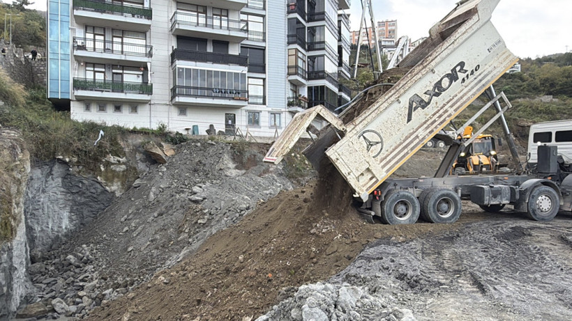 70 kişi tahliye edilmişti: Çöken alan toprakla dolduruluyor - Resim : 2