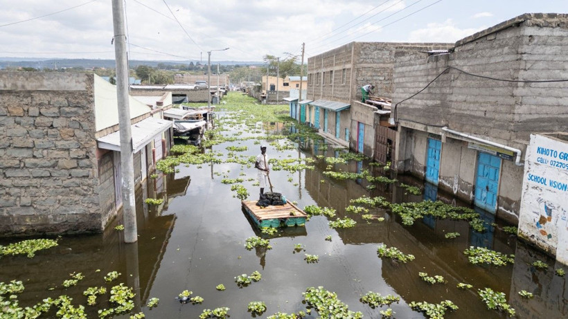 Göl taştı, onlarca ev sular altında kaldı - Resim: 3