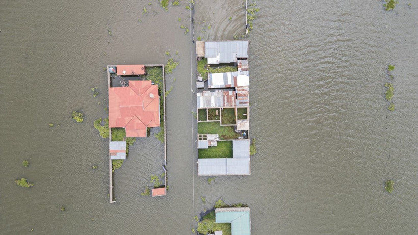 Göl taştı, onlarca ev sular altında kaldı - Resim: 4