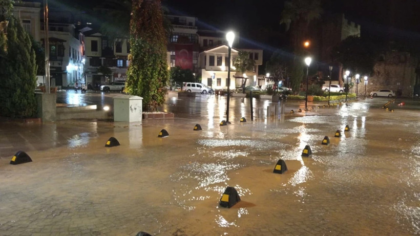 Çeşme’yi sağanak vurdu - Resim : 1
